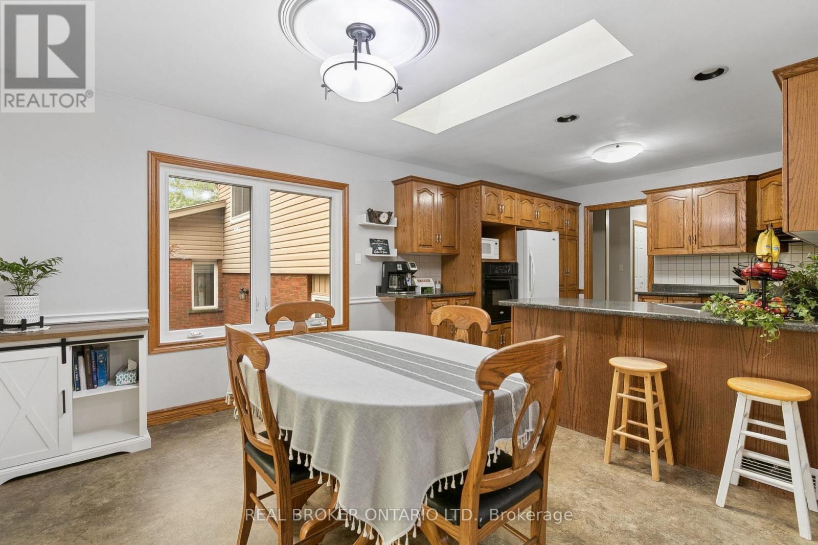 7323 Sideroad 15, Rr1 Road, Mapleton, ON - Indoor Photo Showing Dining Room