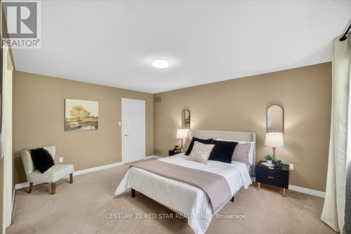 1775 Loretta Avenue, Severn, ON - Indoor Photo Showing Bedroom