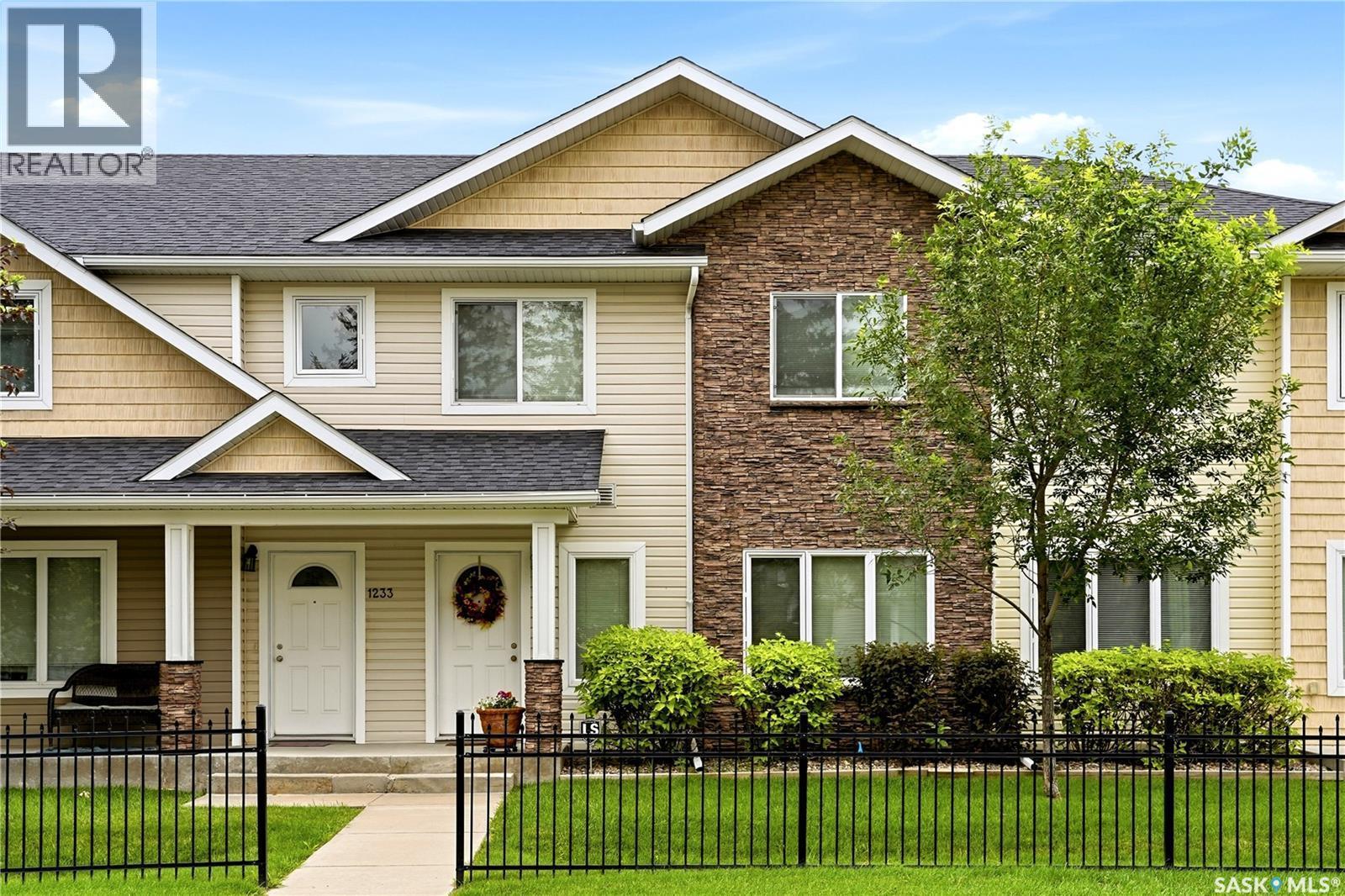 1237 Grey Street, Regina, SK - Outdoor With Deck Patio Veranda