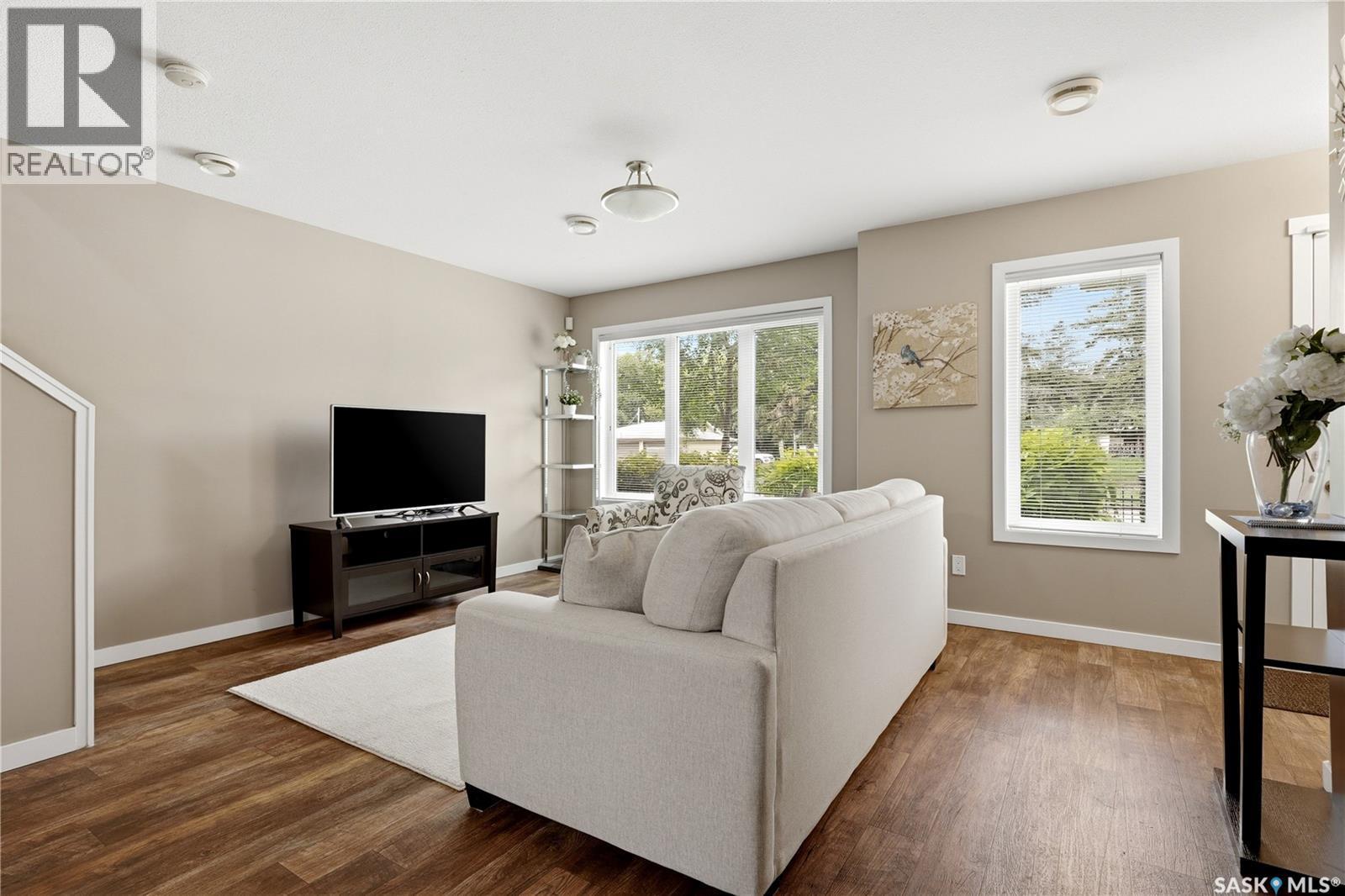 1237 Grey Street, Regina, SK - Indoor Photo Showing Living Room