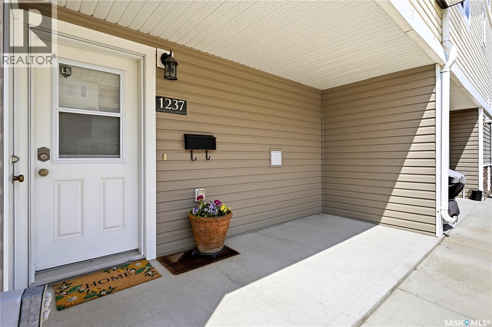 1237 Grey Street, Regina, SK - Outdoor With Exterior