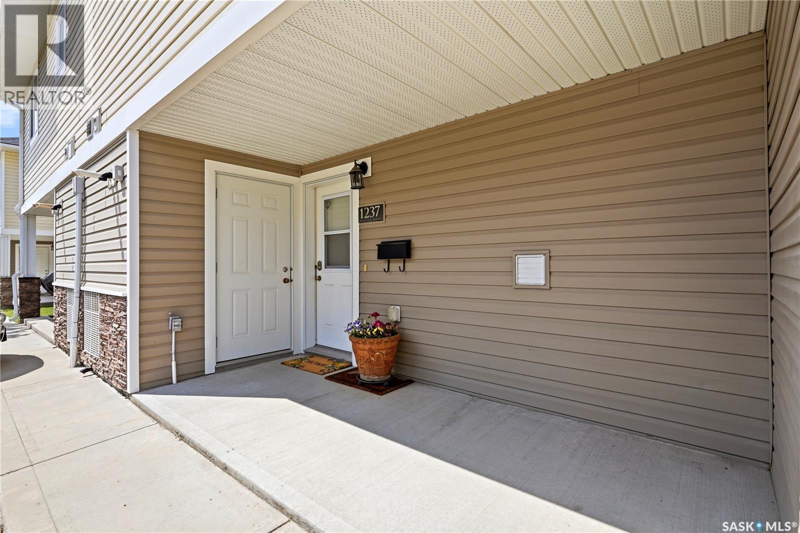 1237 Grey Street, Regina, SK - Outdoor With Exterior