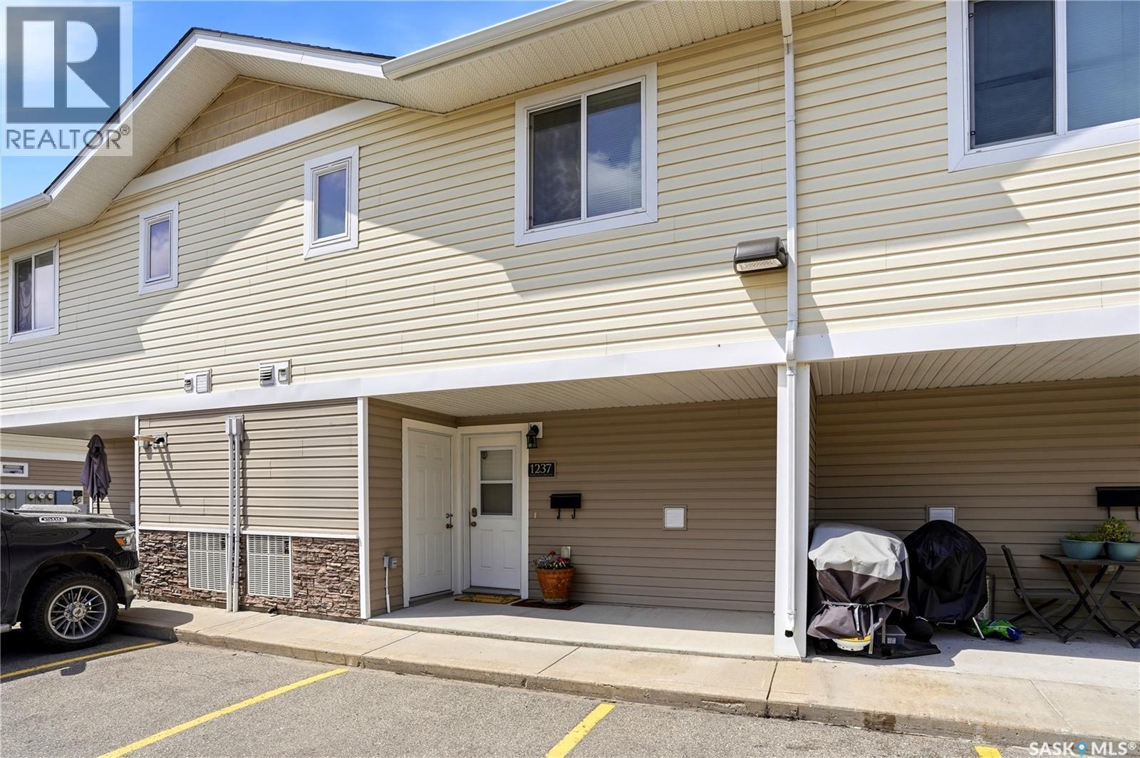 1237 Grey Street, Regina, SK - Outdoor With Exterior