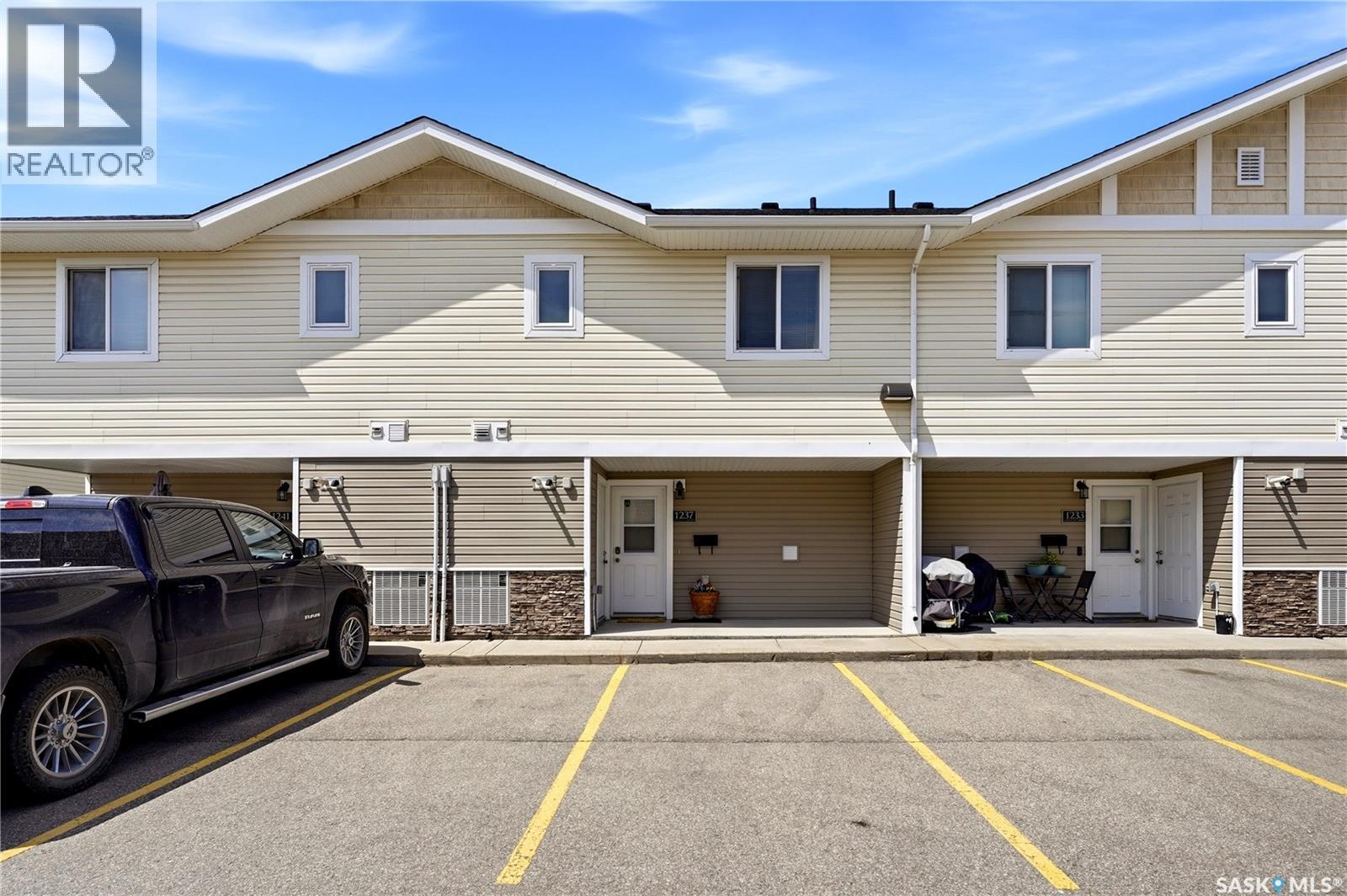 1237 Grey Street, Regina, SK - Outdoor With Exterior
