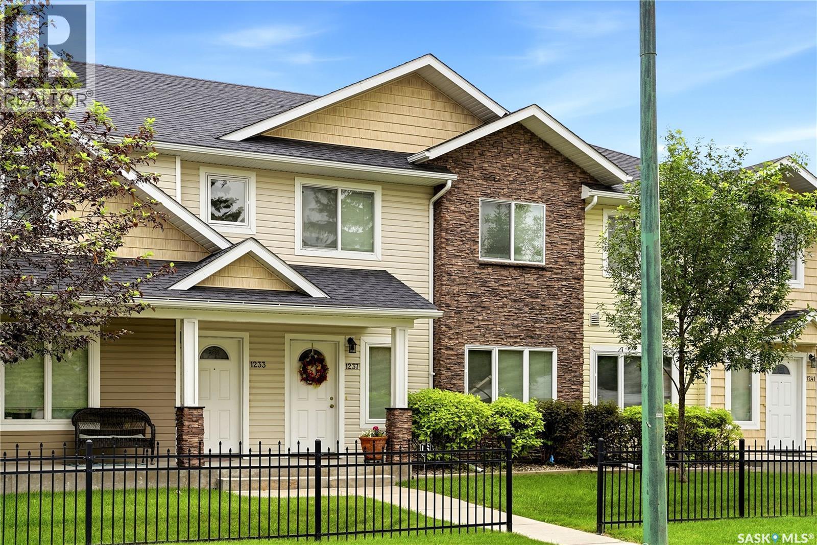 1237 Grey Street, Regina, SK - Outdoor With Deck Patio Veranda With Facade