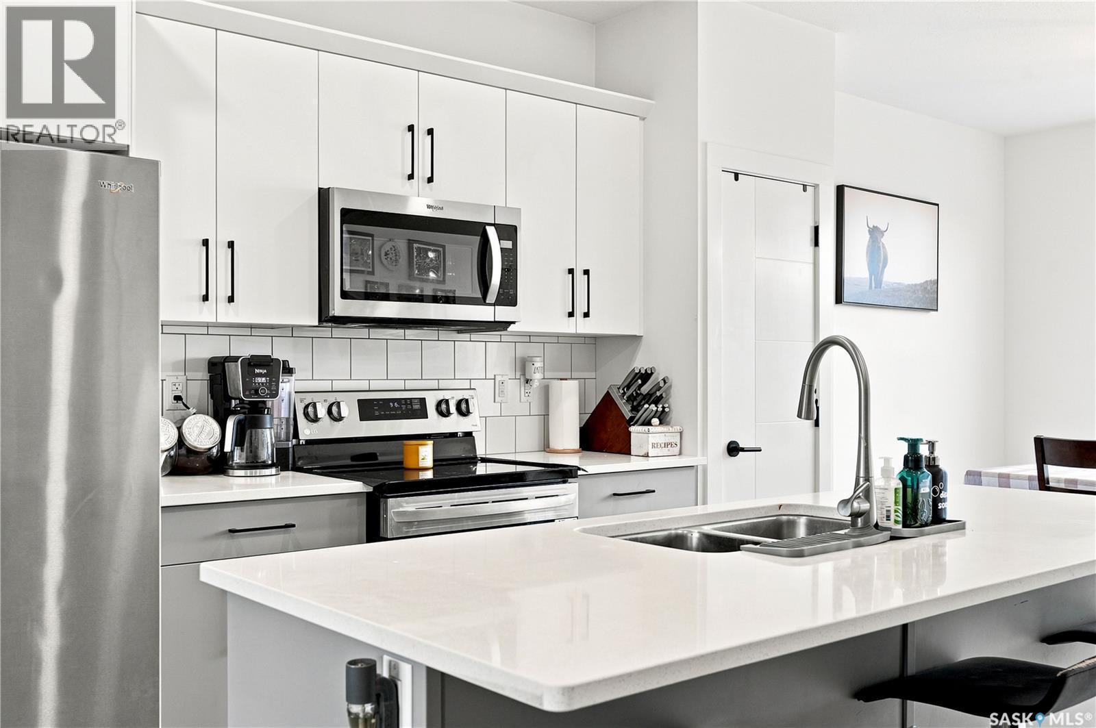 178 Rosewood Boulevard E, Saskatoon, SK - Indoor Photo Showing Kitchen With Double Sink With Upgraded Kitchen