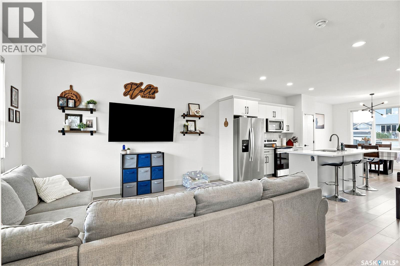 178 Rosewood Boulevard E, Saskatoon, SK - Indoor Photo Showing Living Room