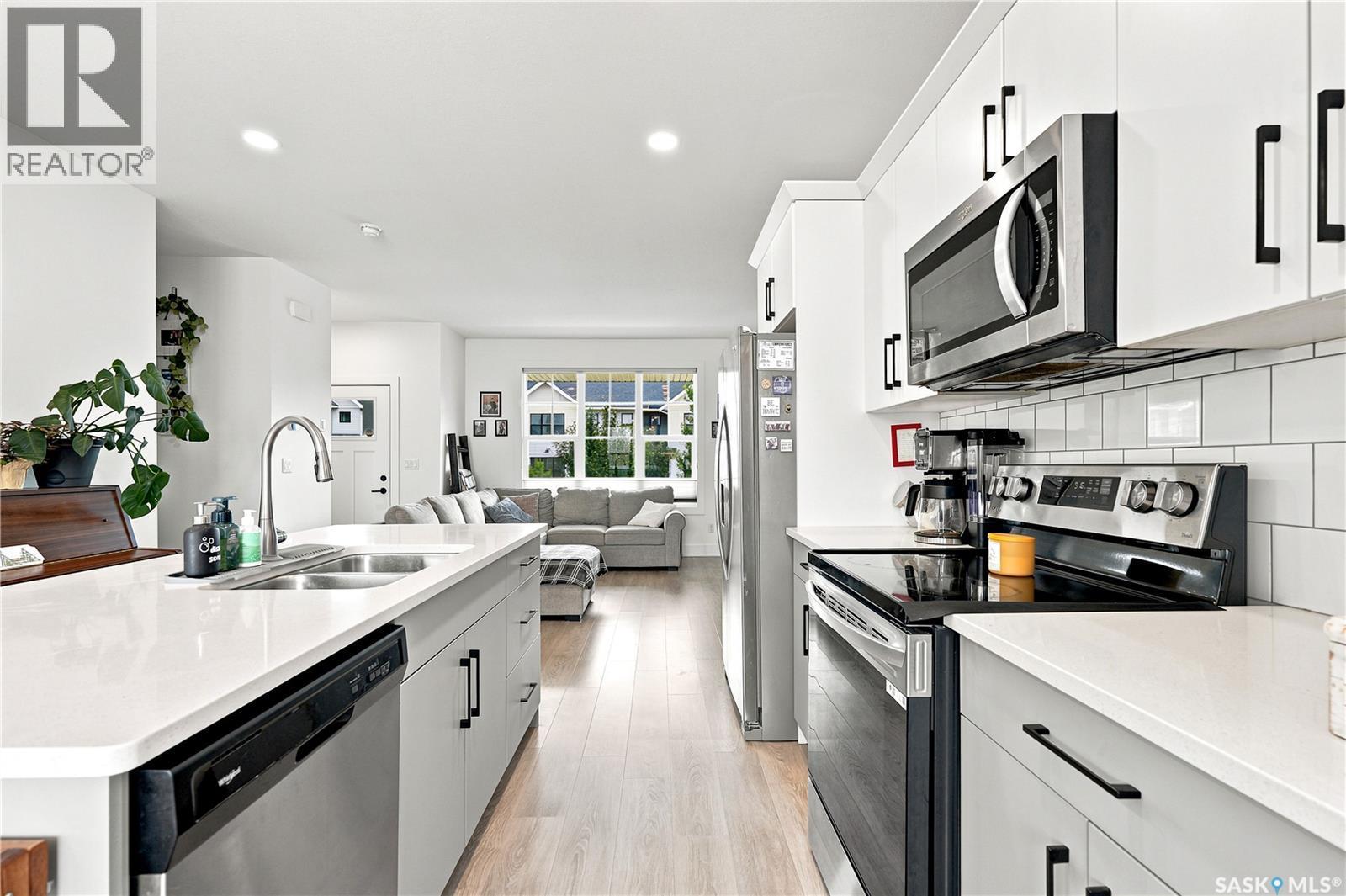178 Rosewood Boulevard E, Saskatoon, SK - Indoor Photo Showing Kitchen With Double Sink With Upgraded Kitchen