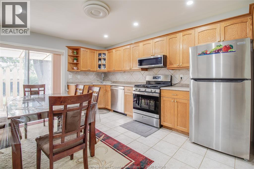 2759 Mckay Avenue, Windsor, ON - Indoor Photo Showing Kitchen