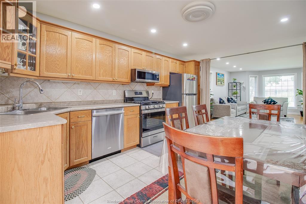 2759 Mckay Avenue, Windsor, ON - Indoor Photo Showing Kitchen With Double Sink