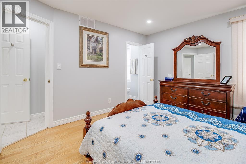 2759 Mckay Avenue, Windsor, ON - Indoor Photo Showing Bedroom