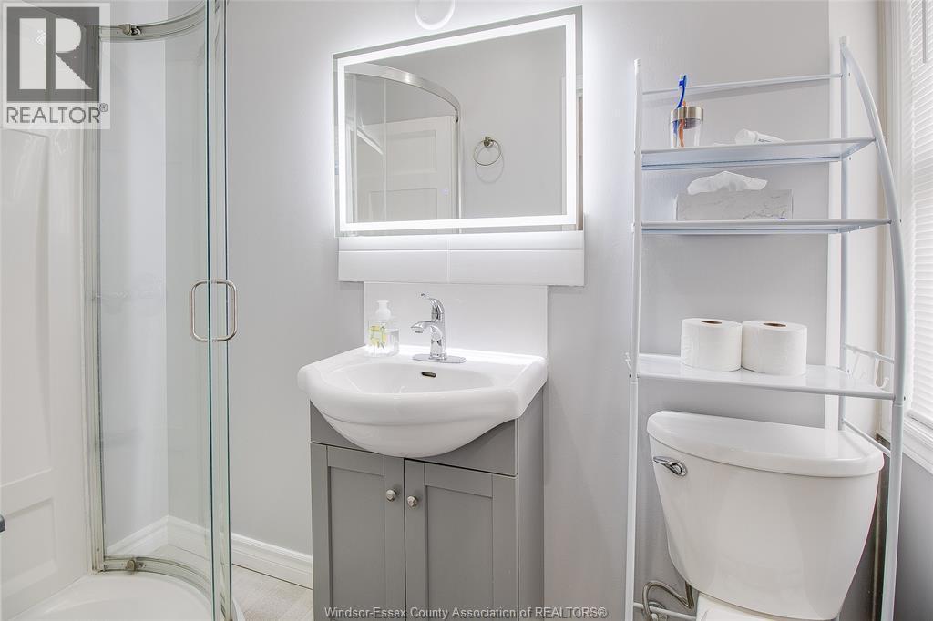 2759 Mckay Avenue, Windsor, ON - Indoor Photo Showing Bathroom