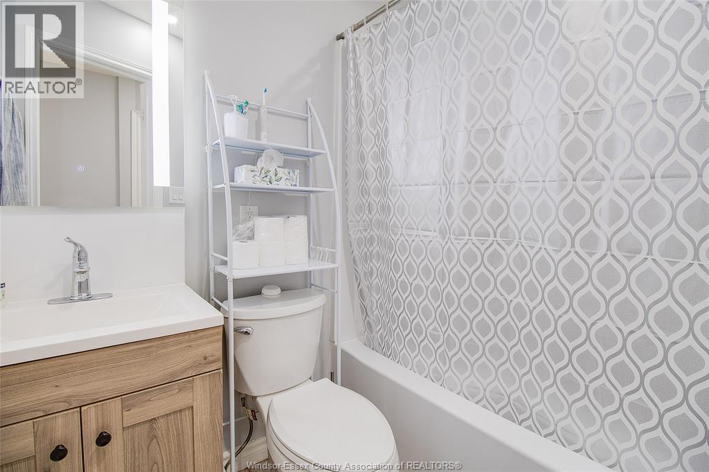 2759 Mckay Avenue, Windsor, ON - Indoor Photo Showing Bathroom