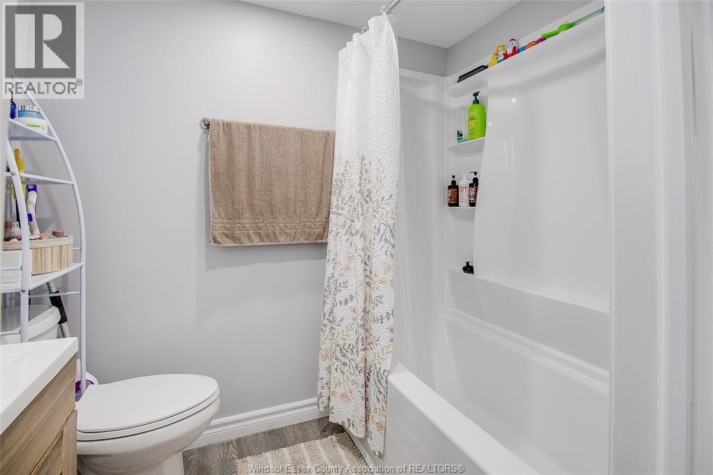 2759 Mckay Avenue, Windsor, ON - Indoor Photo Showing Bathroom