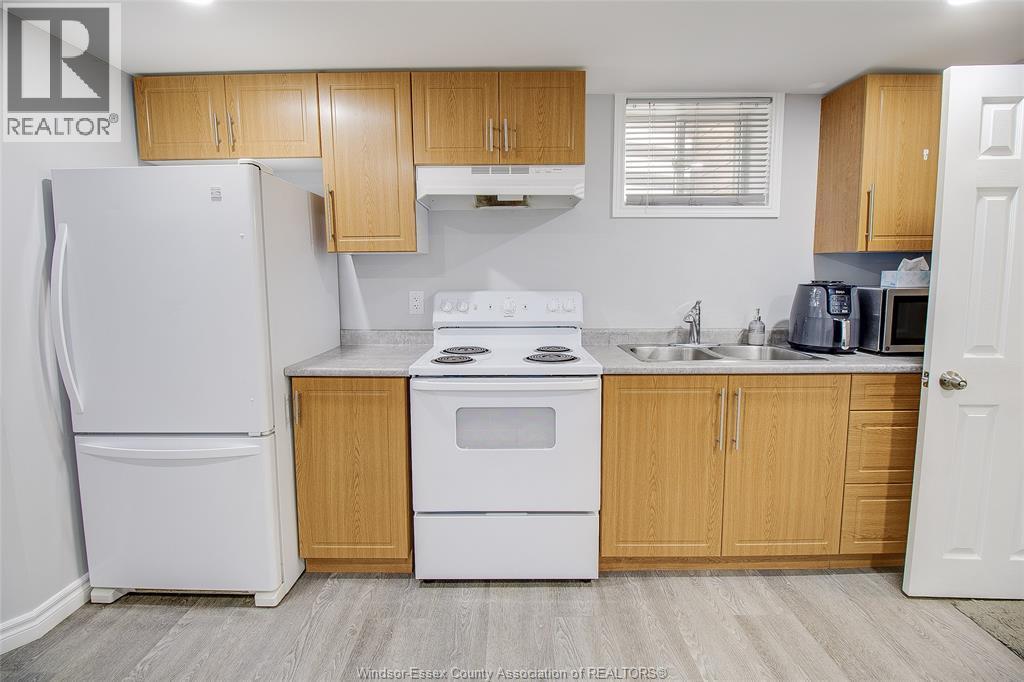 2759 Mckay Avenue, Windsor, ON - Indoor Photo Showing Kitchen With Double Sink
