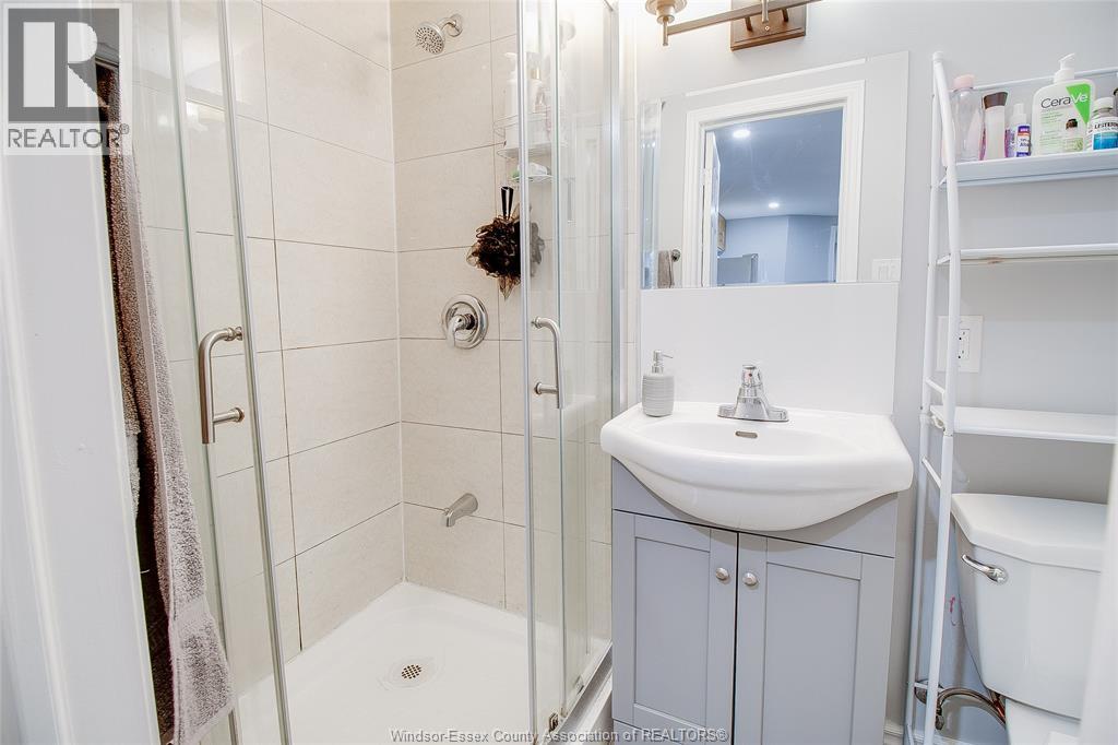 2759 Mckay Avenue, Windsor, ON - Indoor Photo Showing Bathroom