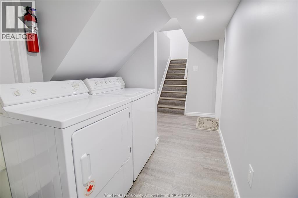2759 Mckay Avenue, Windsor, ON - Indoor Photo Showing Laundry Room