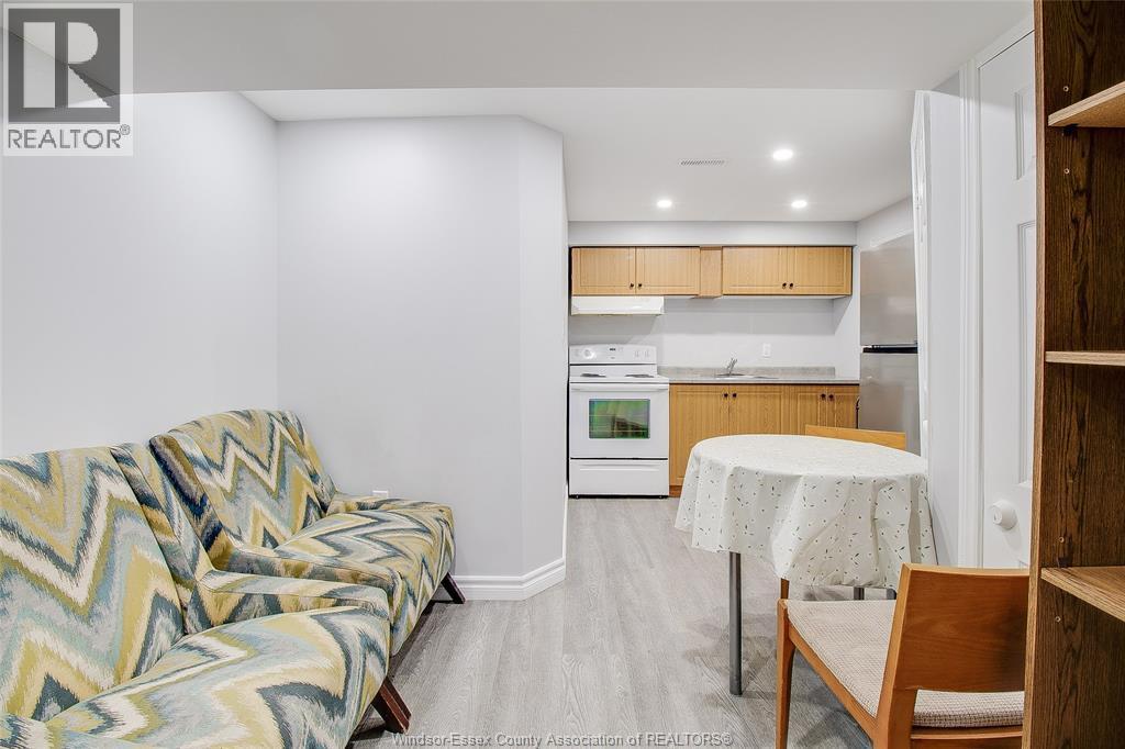 2759 Mckay Avenue, Windsor, ON - Indoor Photo Showing Kitchen