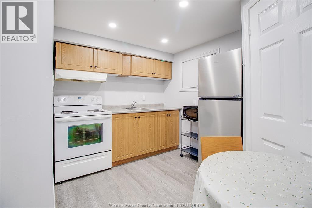 2759 Mckay Avenue, Windsor, ON - Indoor Photo Showing Kitchen