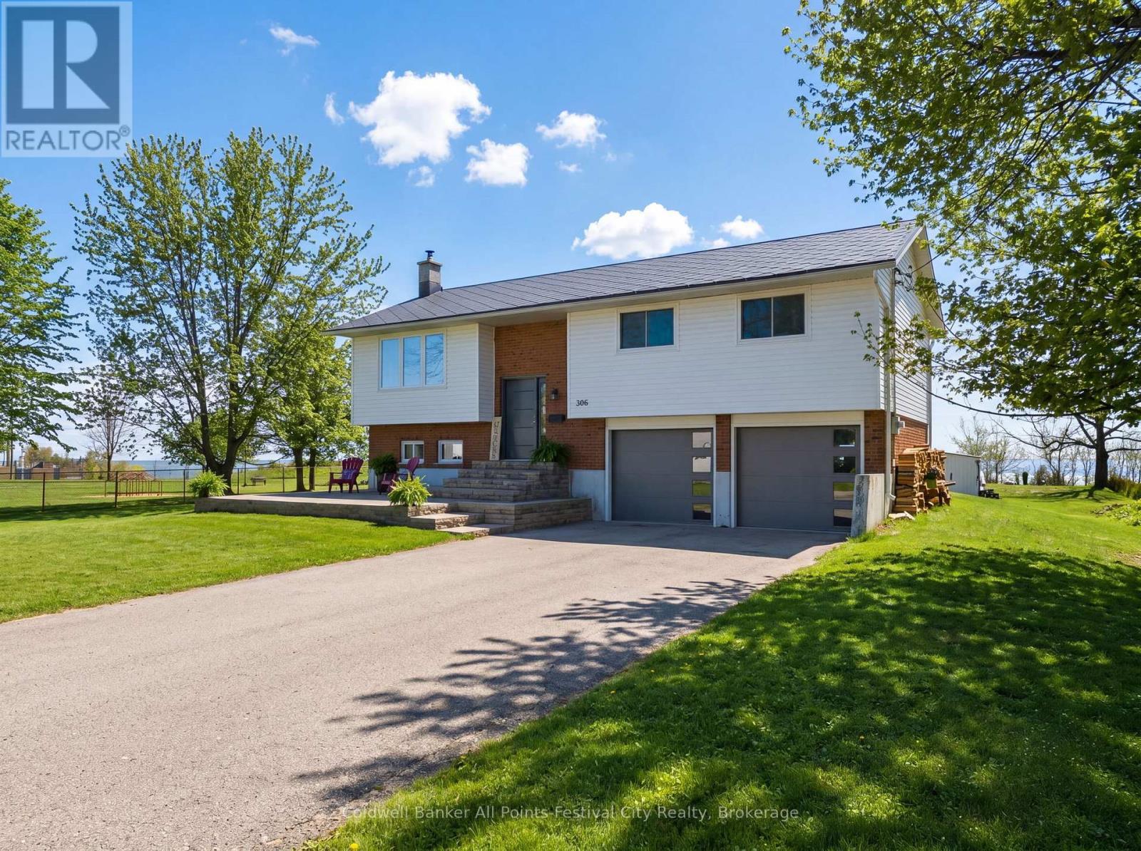 306 Lakeside Drive, Goderich (Goderich (Town)), ON - Outdoor With Facade