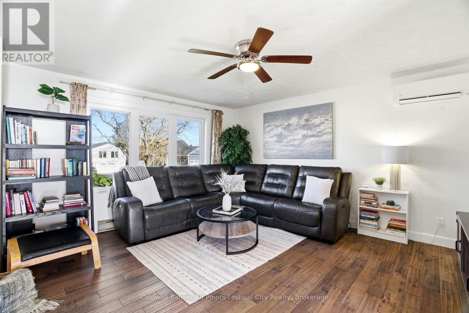 306 Lakeside Drive, Goderich (Goderich (Town)), ON - Indoor Photo Showing Living Room
