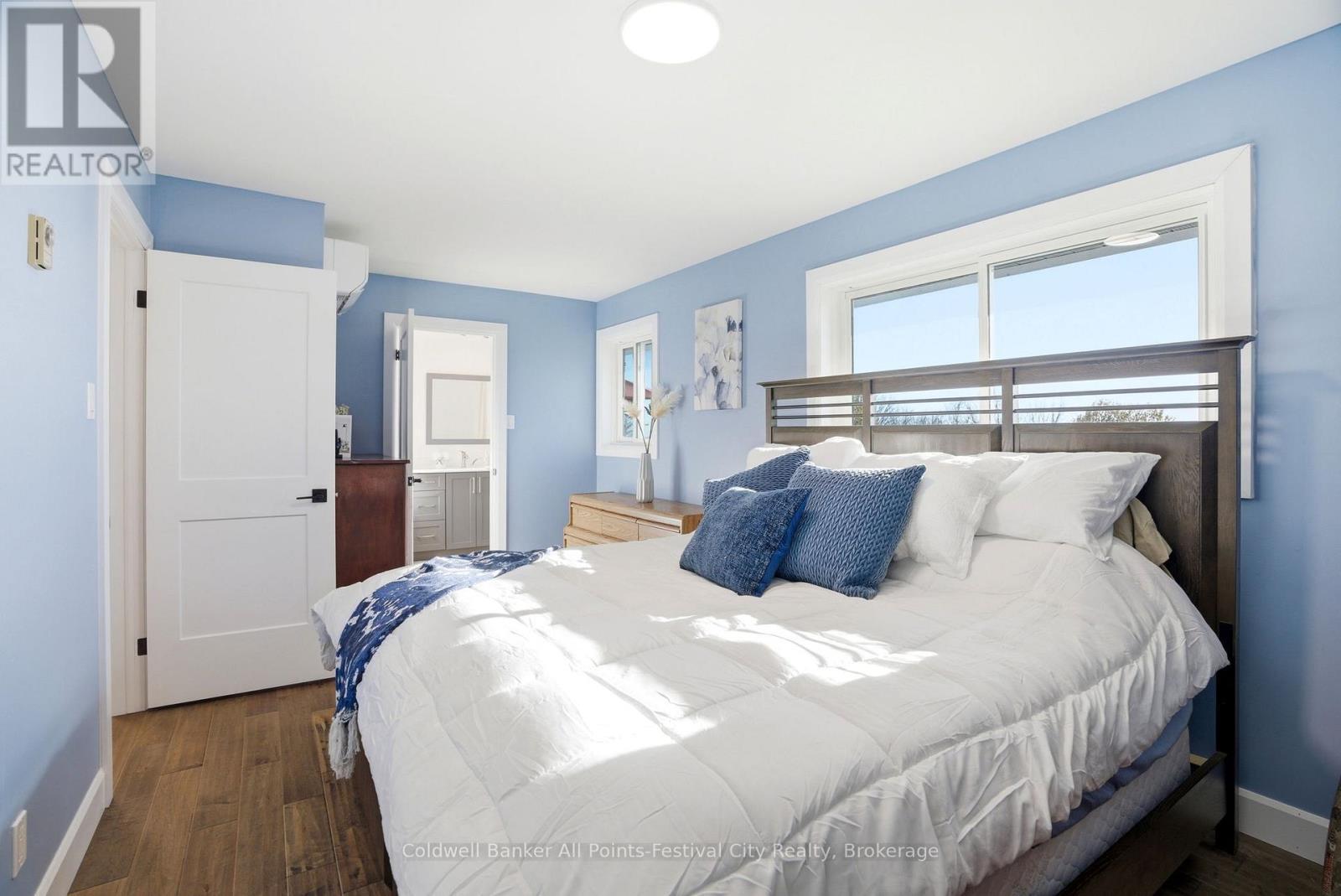 306 Lakeside Drive, Goderich (Goderich (Town)), ON - Indoor Photo Showing Bedroom