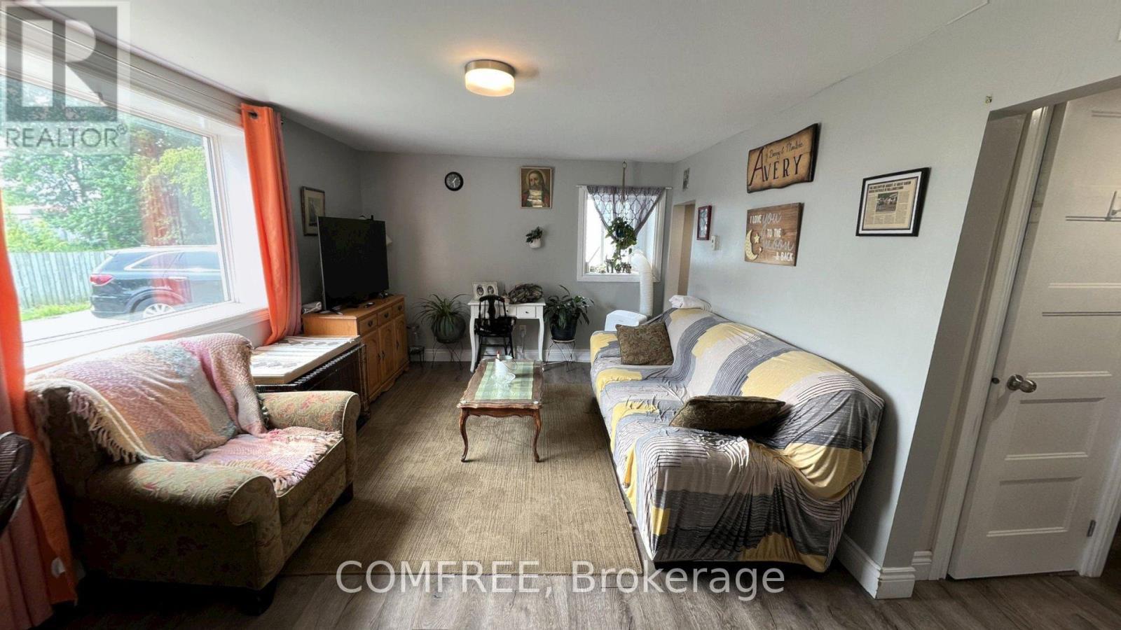 21 Monroe Avenue, Cornwall, ON - Indoor Photo Showing Living Room