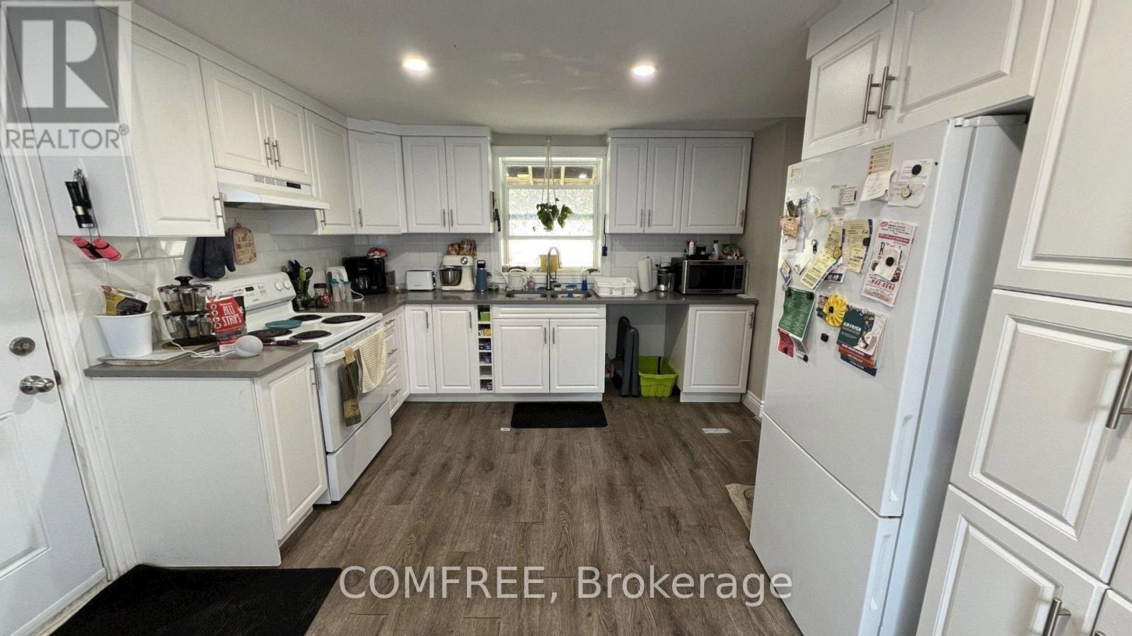 21 Monroe Avenue, Cornwall, ON - Indoor Photo Showing Kitchen