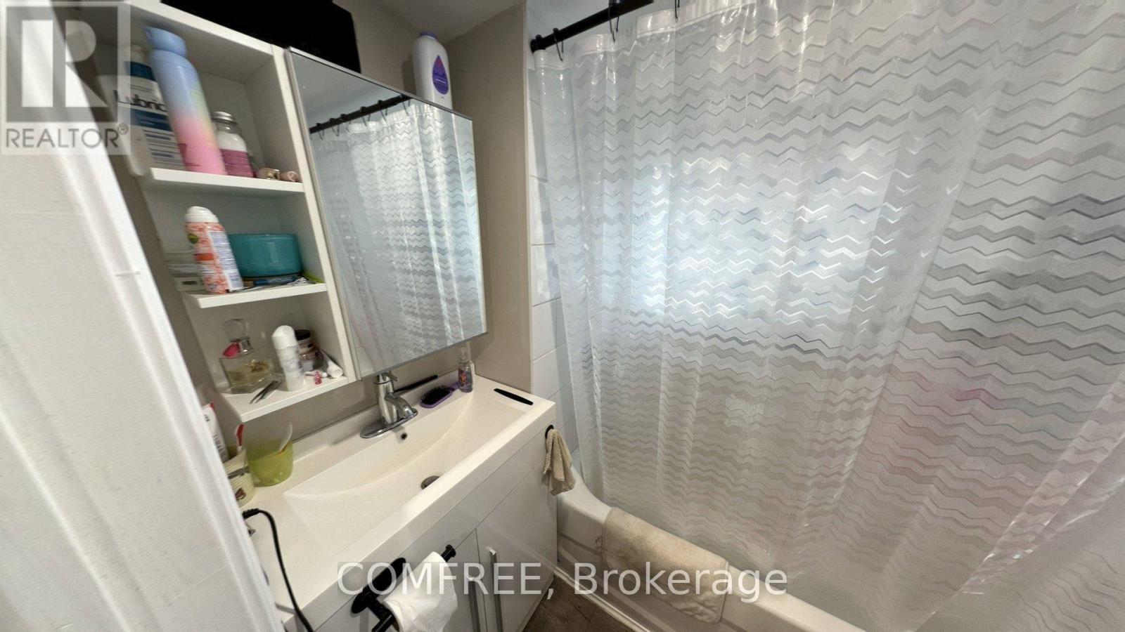 21 Monroe Avenue, Cornwall, ON - Indoor Photo Showing Bathroom