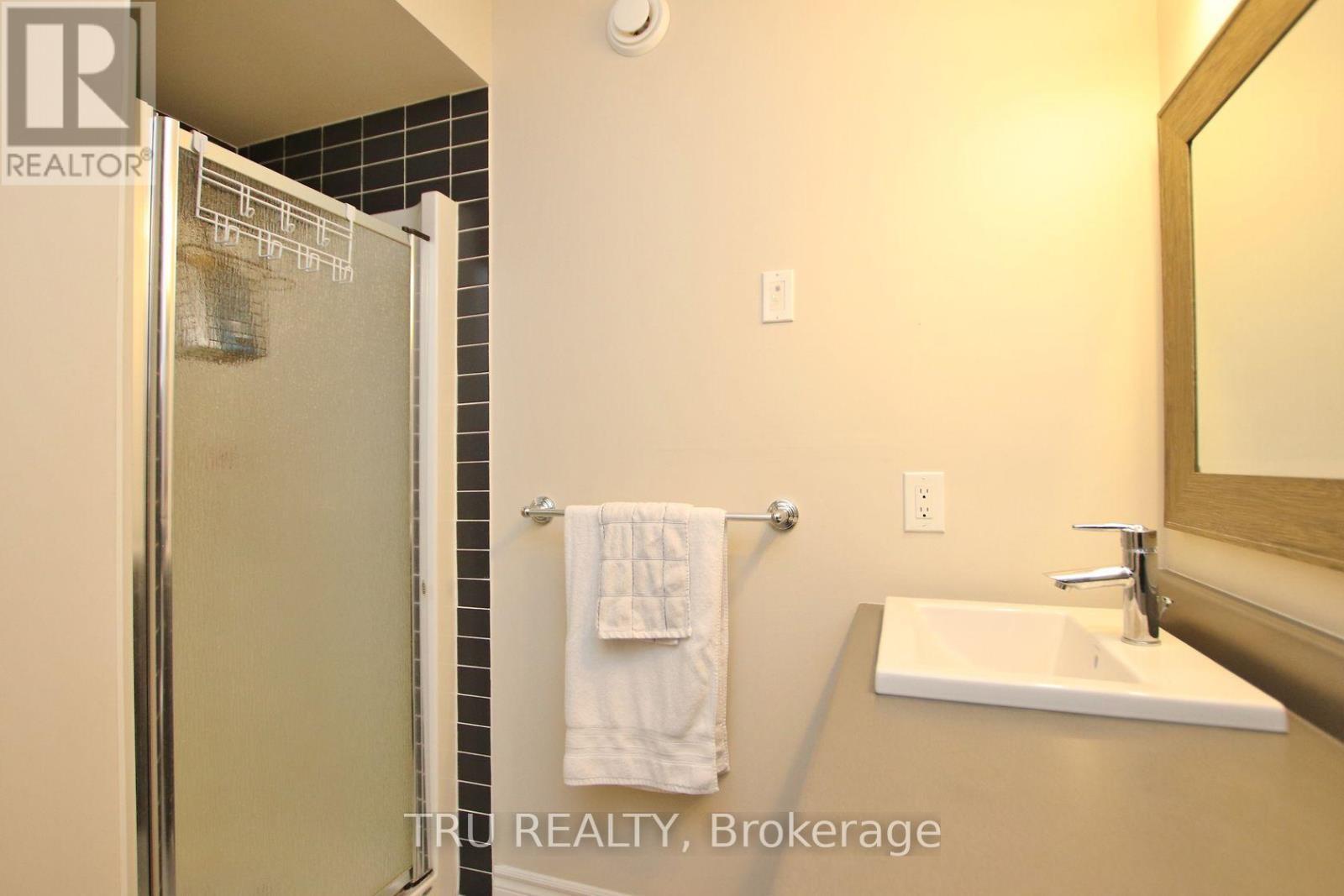 304 Malmo Private, Ottawa, ON - Indoor Photo Showing Bathroom