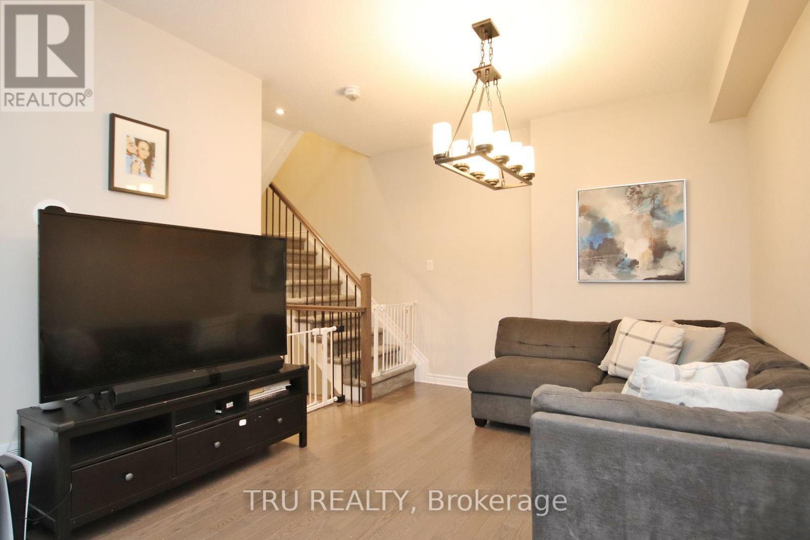 304 Malmo Private, Ottawa, ON - Indoor Photo Showing Living Room