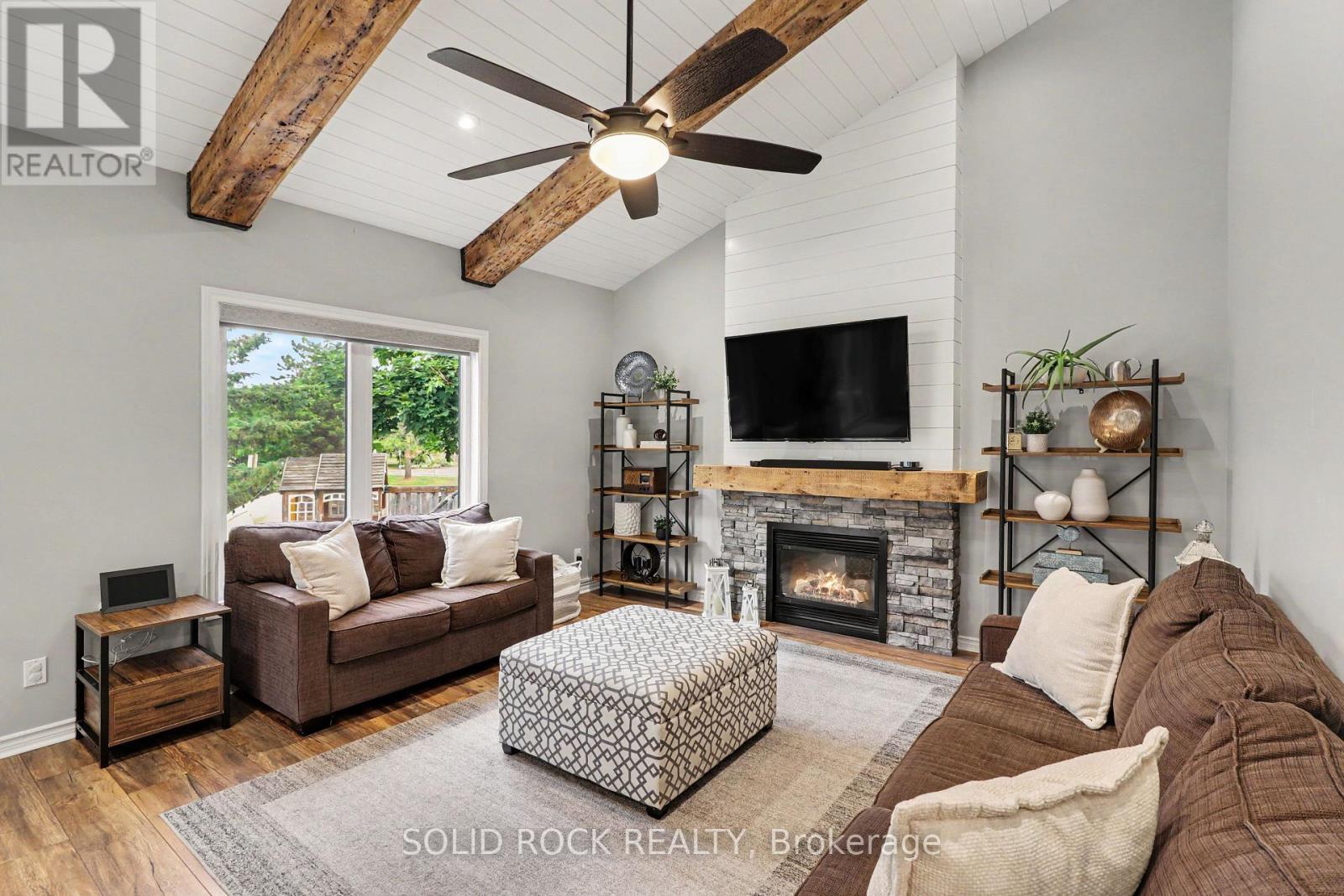 939 Como Crescent, Ottawa, ON - Indoor Photo Showing Living Room With Fireplace