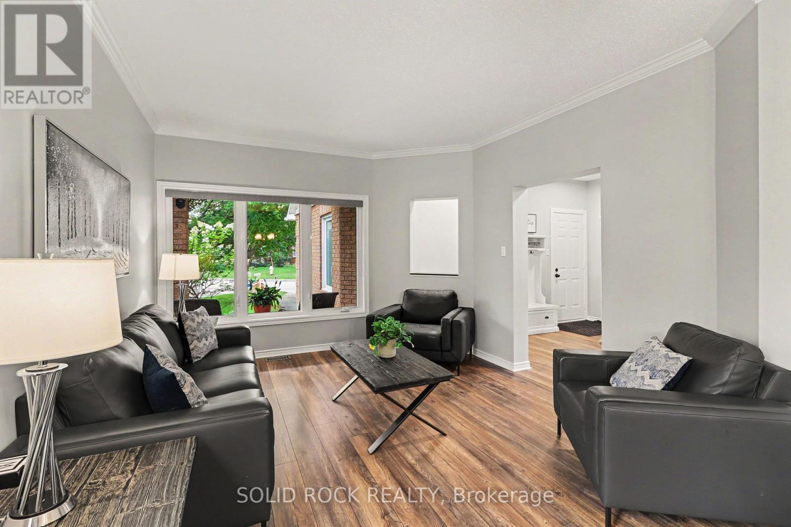939 Como Crescent, Ottawa, ON - Indoor Photo Showing Living Room