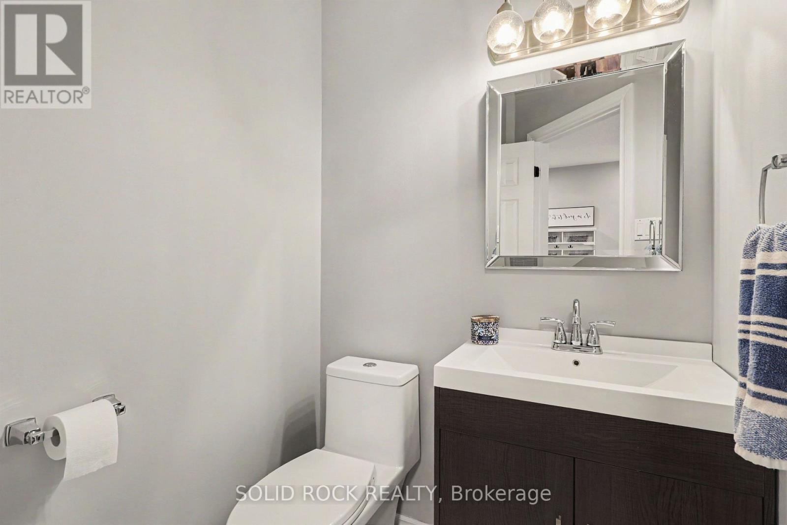 Two piece bath main Level - 939 Como Crescent, Ottawa, ON - Indoor Photo Showing Bathroom