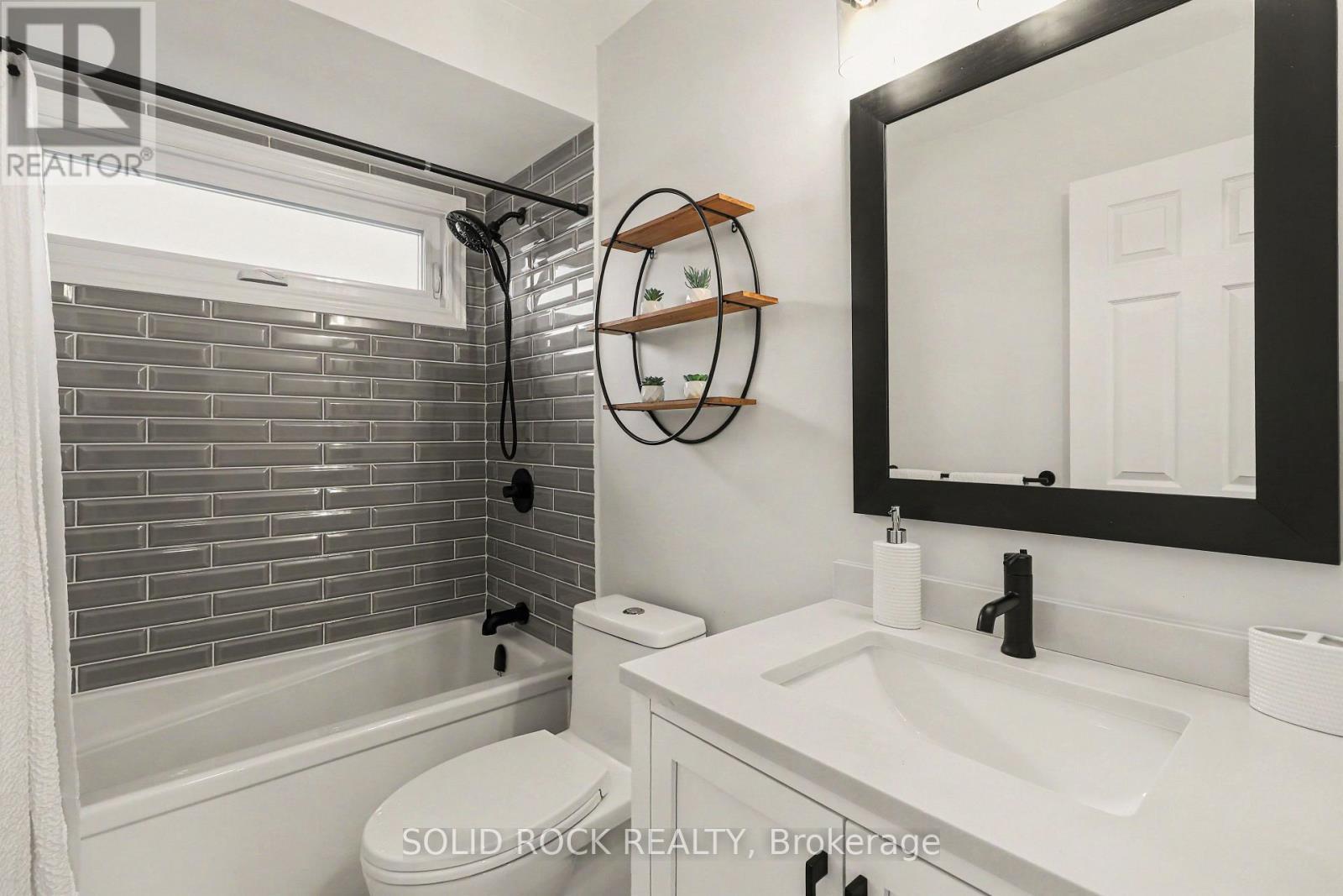 2nd floor main bathroom - 939 Como Crescent, Ottawa, ON - Indoor Photo Showing Bathroom