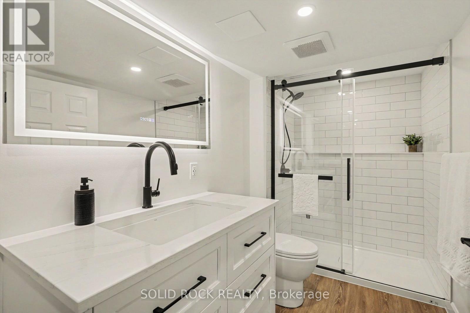 Basement bathroom with laundry - 939 Como Crescent, Ottawa, ON - Indoor Photo Showing Bathroom