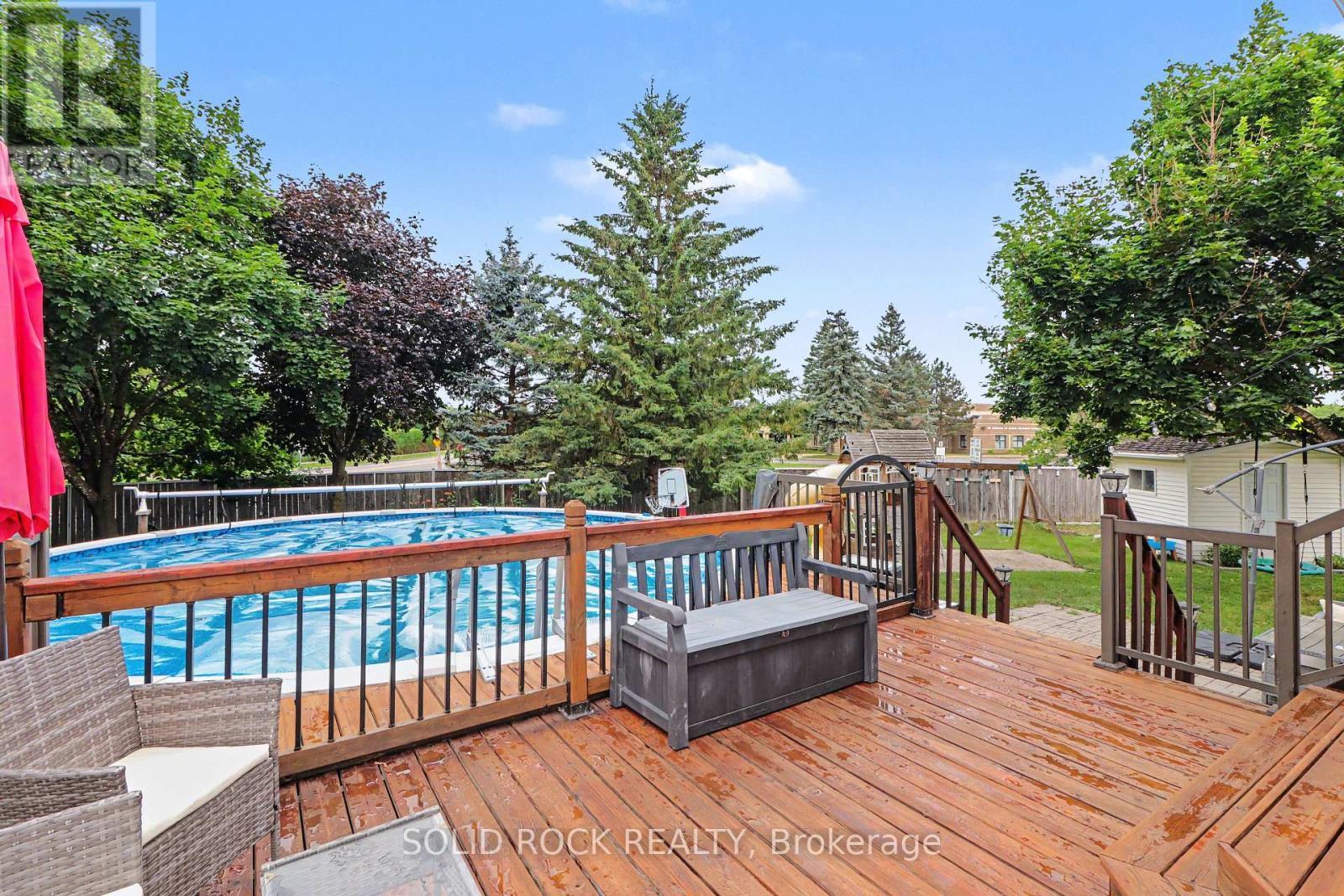 939 Como Crescent, Ottawa, ON - Outdoor With Above Ground Pool