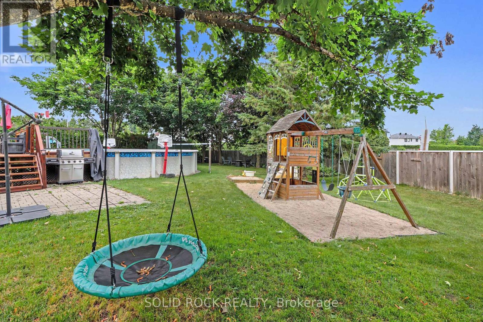 939 Como Crescent, Ottawa, ON - Outdoor With Backyard