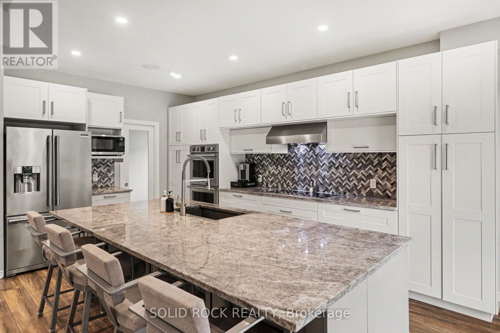 939 Como Crescent, Ottawa, ON - Indoor Photo Showing Kitchen With Upgraded Kitchen