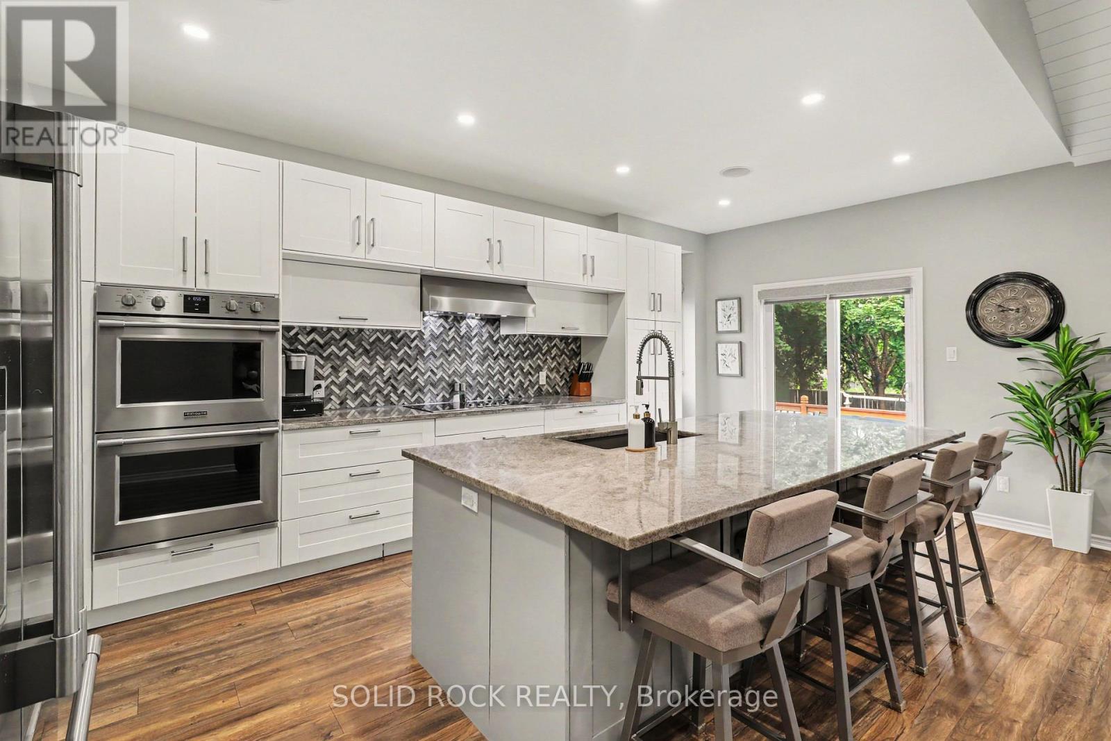 939 Como Crescent, Ottawa, ON - Indoor Photo Showing Kitchen With Upgraded Kitchen