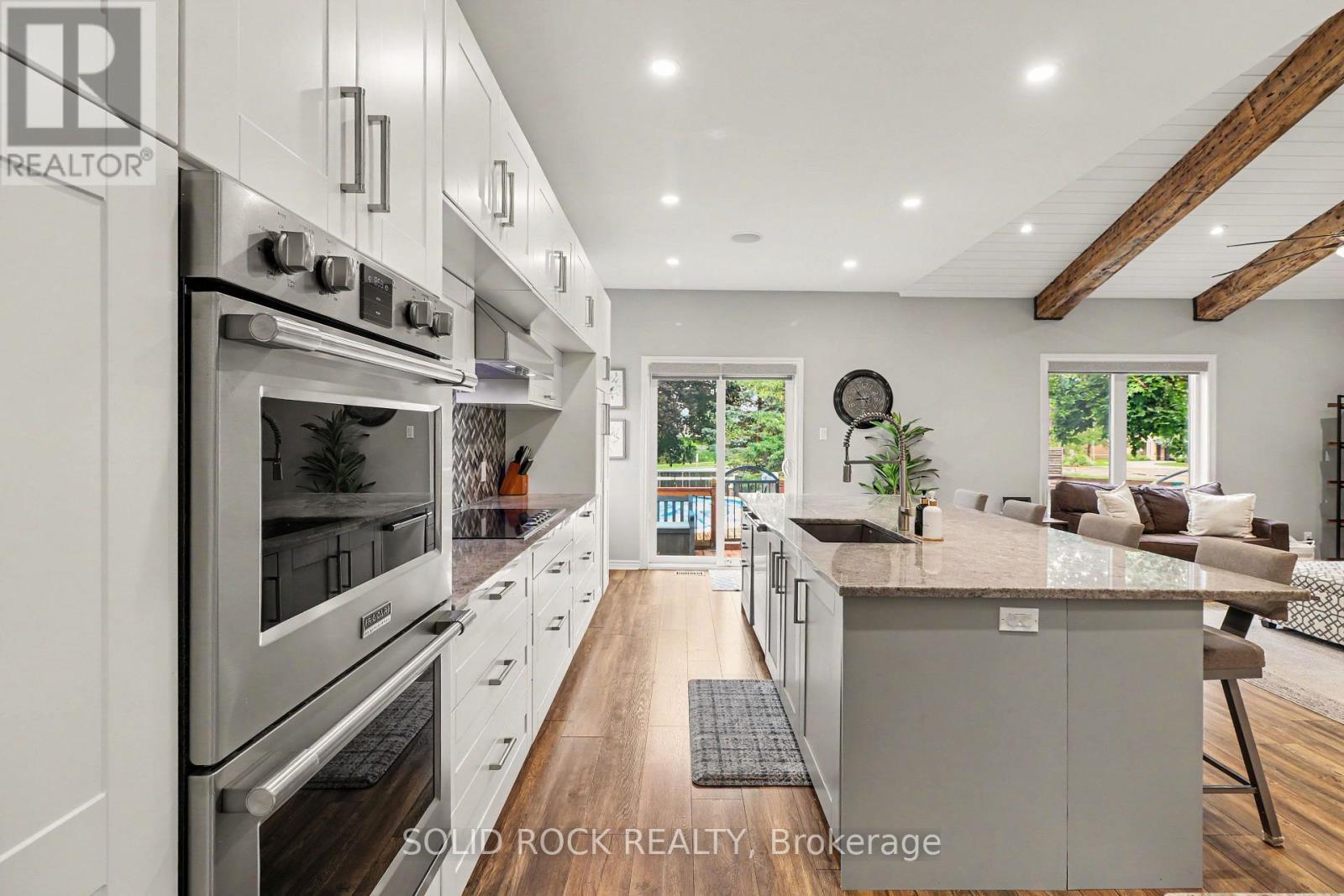 939 Como Crescent, Ottawa, ON - Indoor Photo Showing Kitchen With Upgraded Kitchen