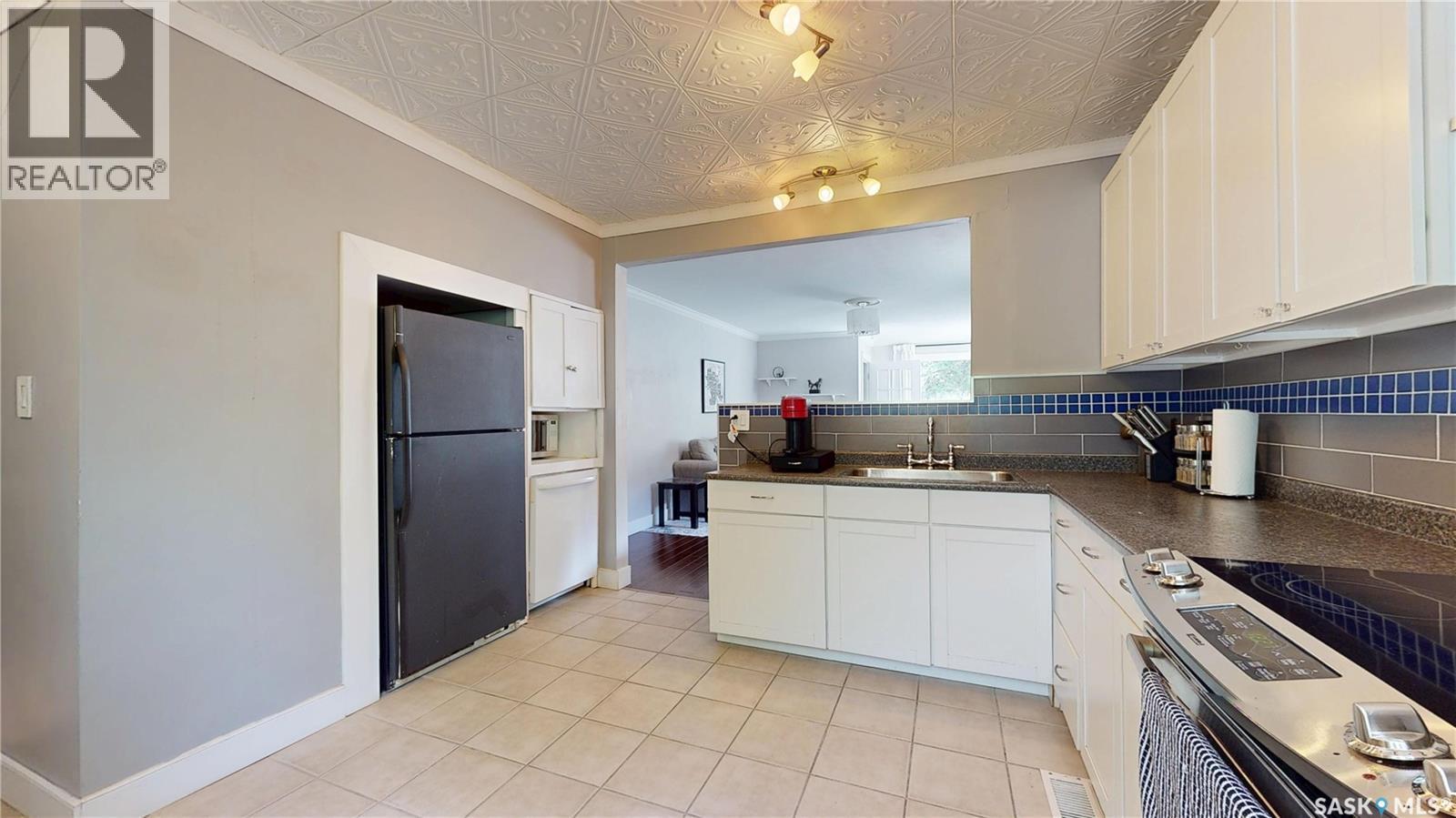 3054 Athol Street, Regina, SK - Indoor Photo Showing Kitchen