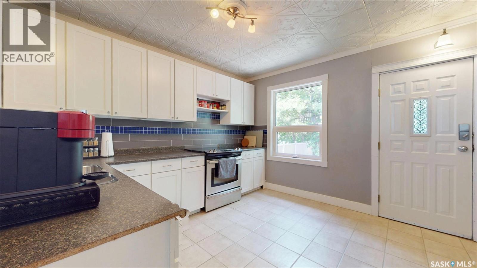 3054 Athol Street, Regina, SK - Indoor Photo Showing Kitchen