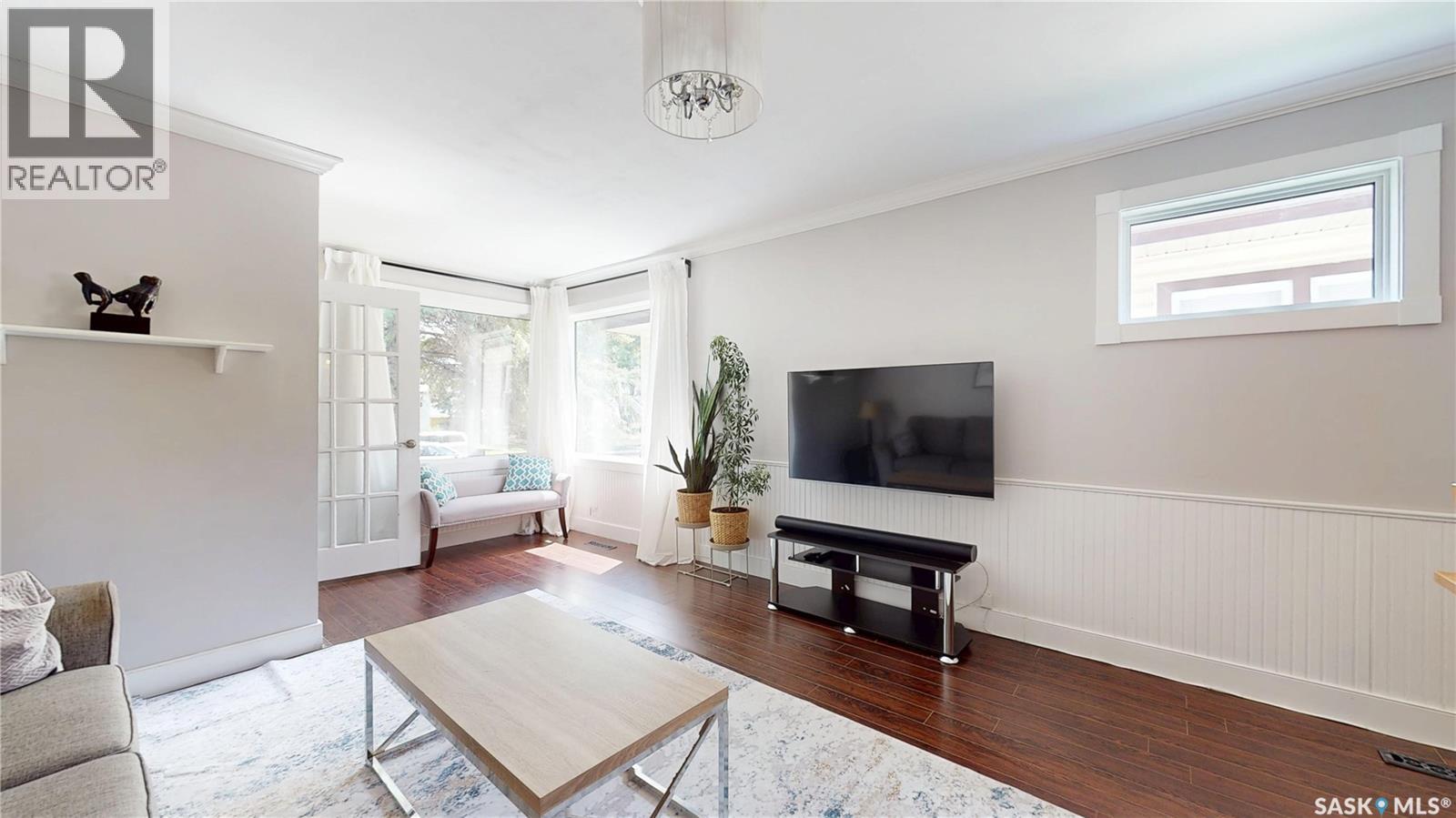 3054 Athol Street, Regina, SK - Indoor Photo Showing Living Room