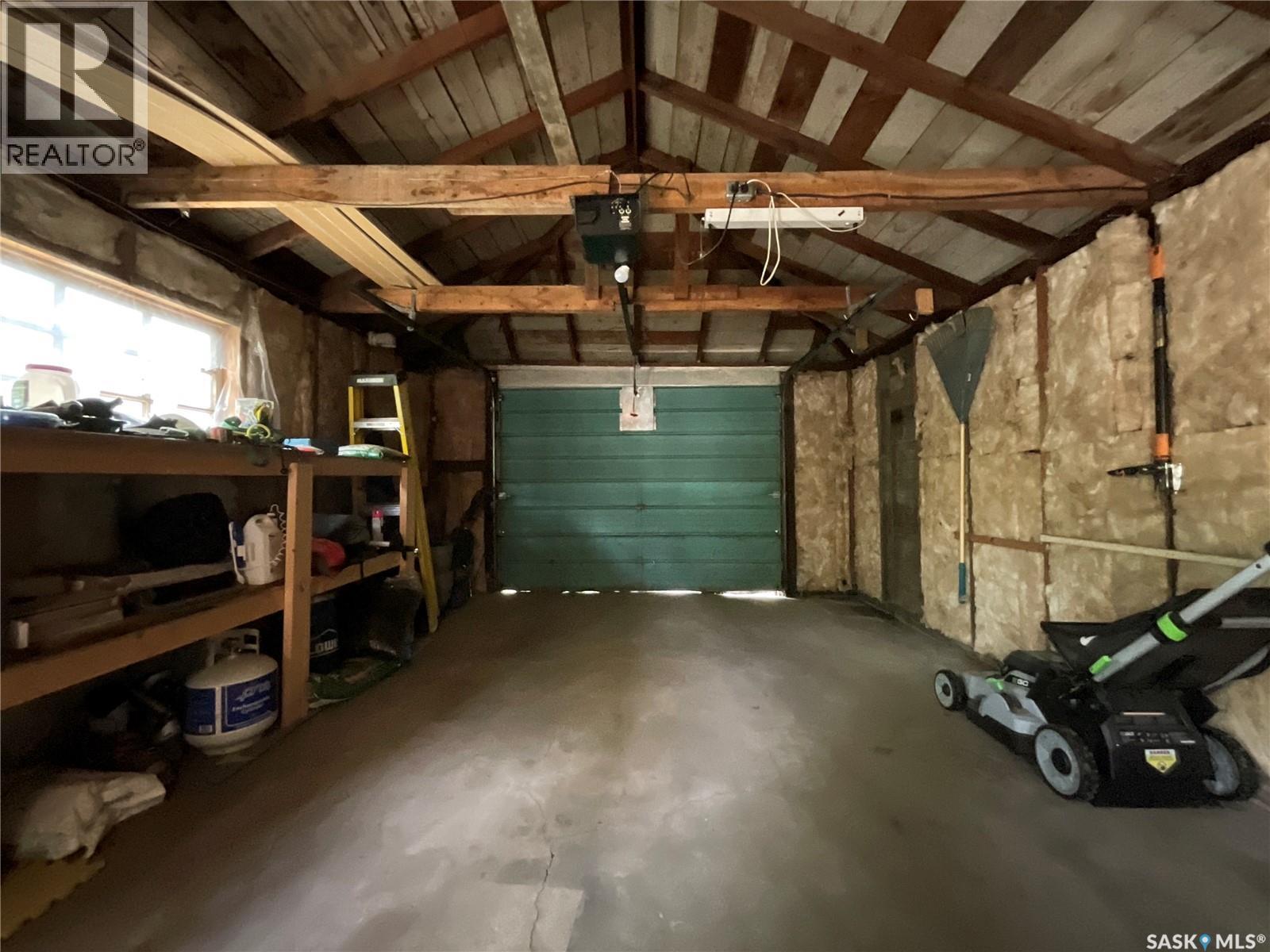 3054 Athol Street, Regina, SK - Indoor Photo Showing Garage