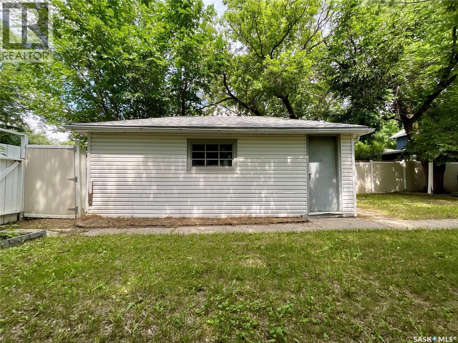 3054 Athol Street, Regina, SK - Outdoor