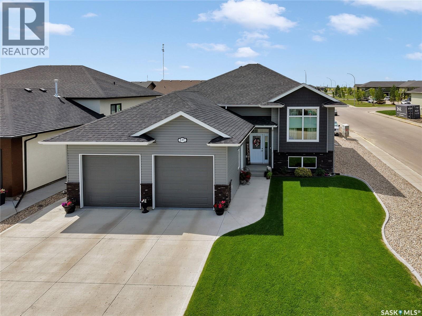 537 Mickelson Lane, Warman, SK - Outdoor With Facade
