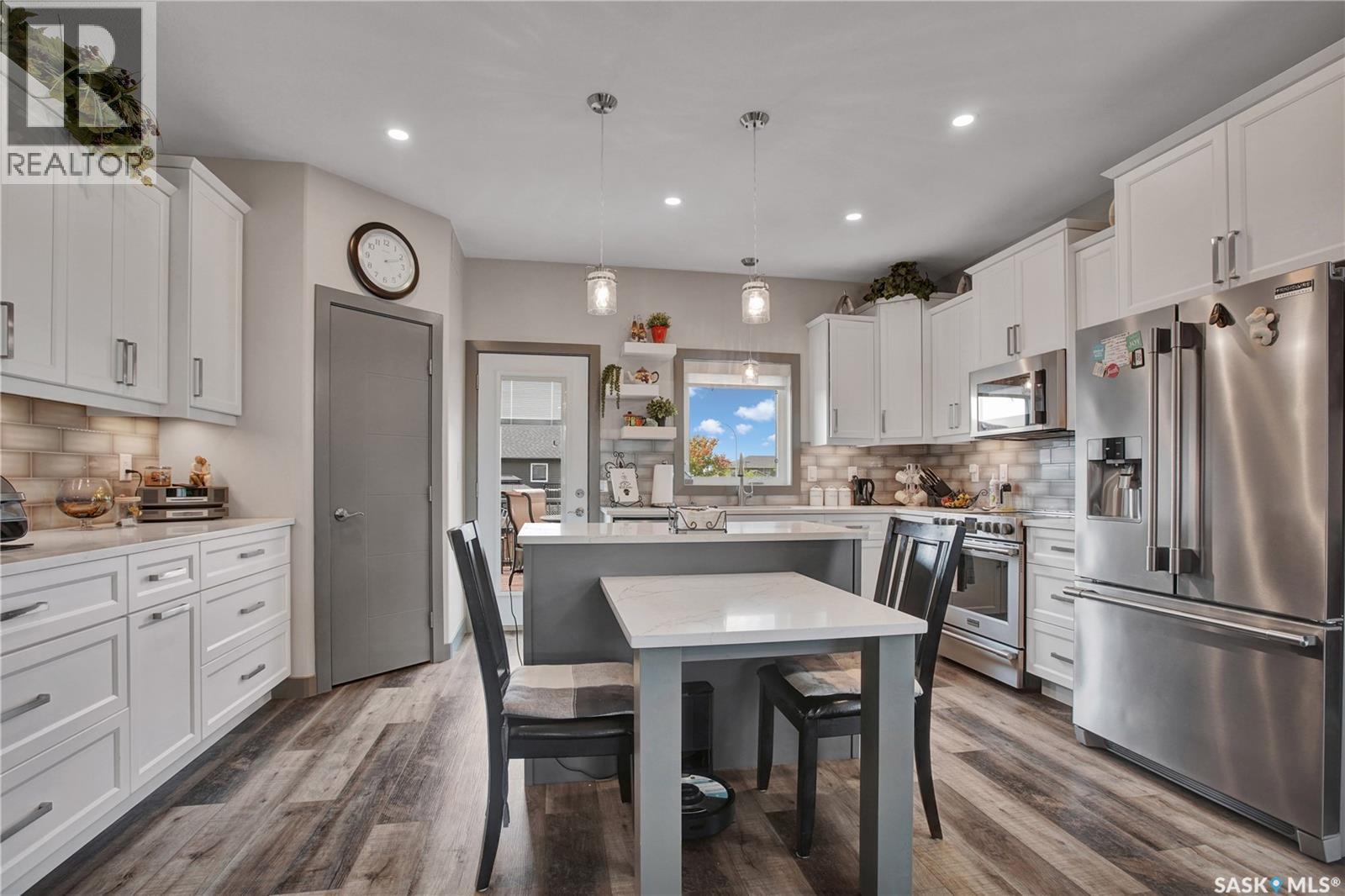 537 Mickelson Lane, Warman, SK - Indoor Photo Showing Kitchen With Upgraded Kitchen