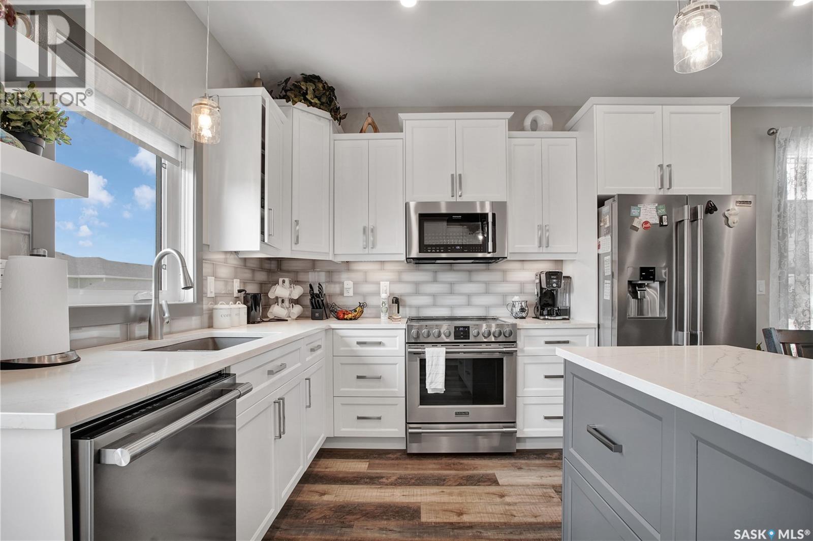 537 Mickelson Lane, Warman, SK - Indoor Photo Showing Kitchen With Upgraded Kitchen