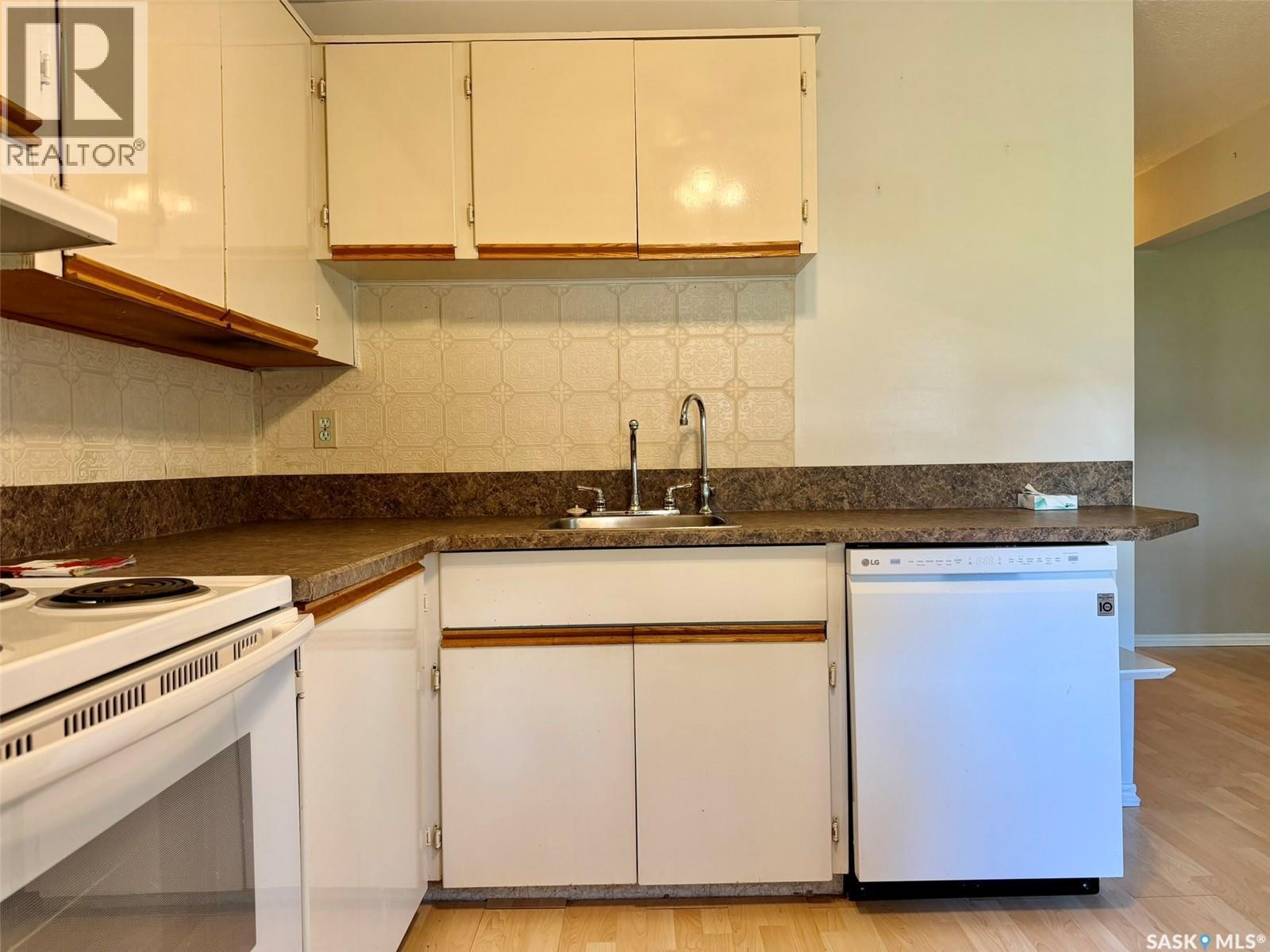 109 2536 Parliament Avenue, Regina, SK - Indoor Photo Showing Kitchen